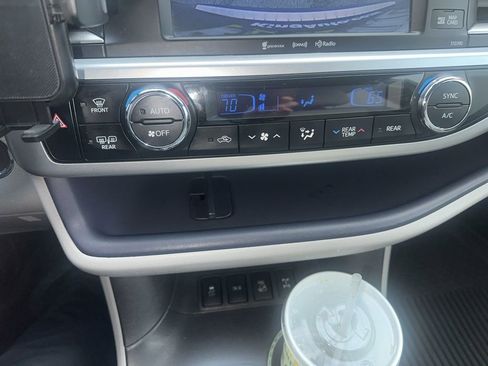 Used 2019 Toyota Highlander XLE image 19