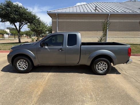 Used 2017 Nissan Frontier SV RWD image 4
