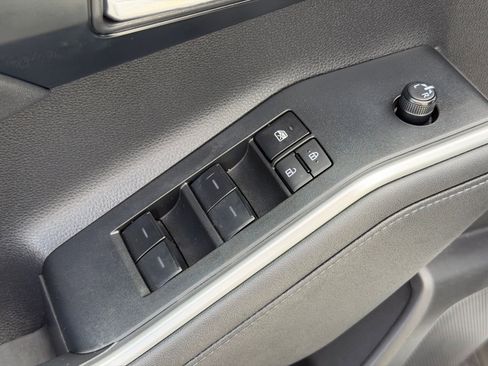 Used 2024 Toyota Highlander XLE AWD/4WD image 12