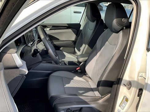 New 2026 Volkswagen Tiguan SE FWD image 9