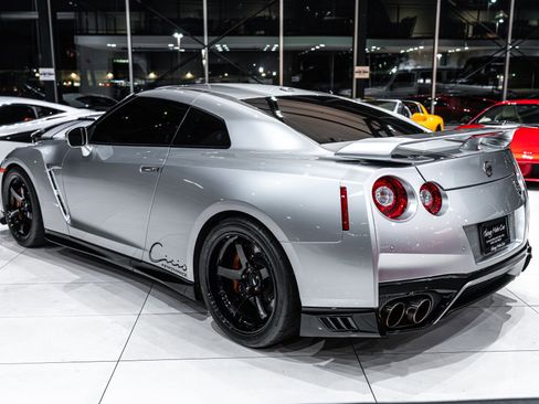 Used 2020 Nissan GT-R Premium image 2