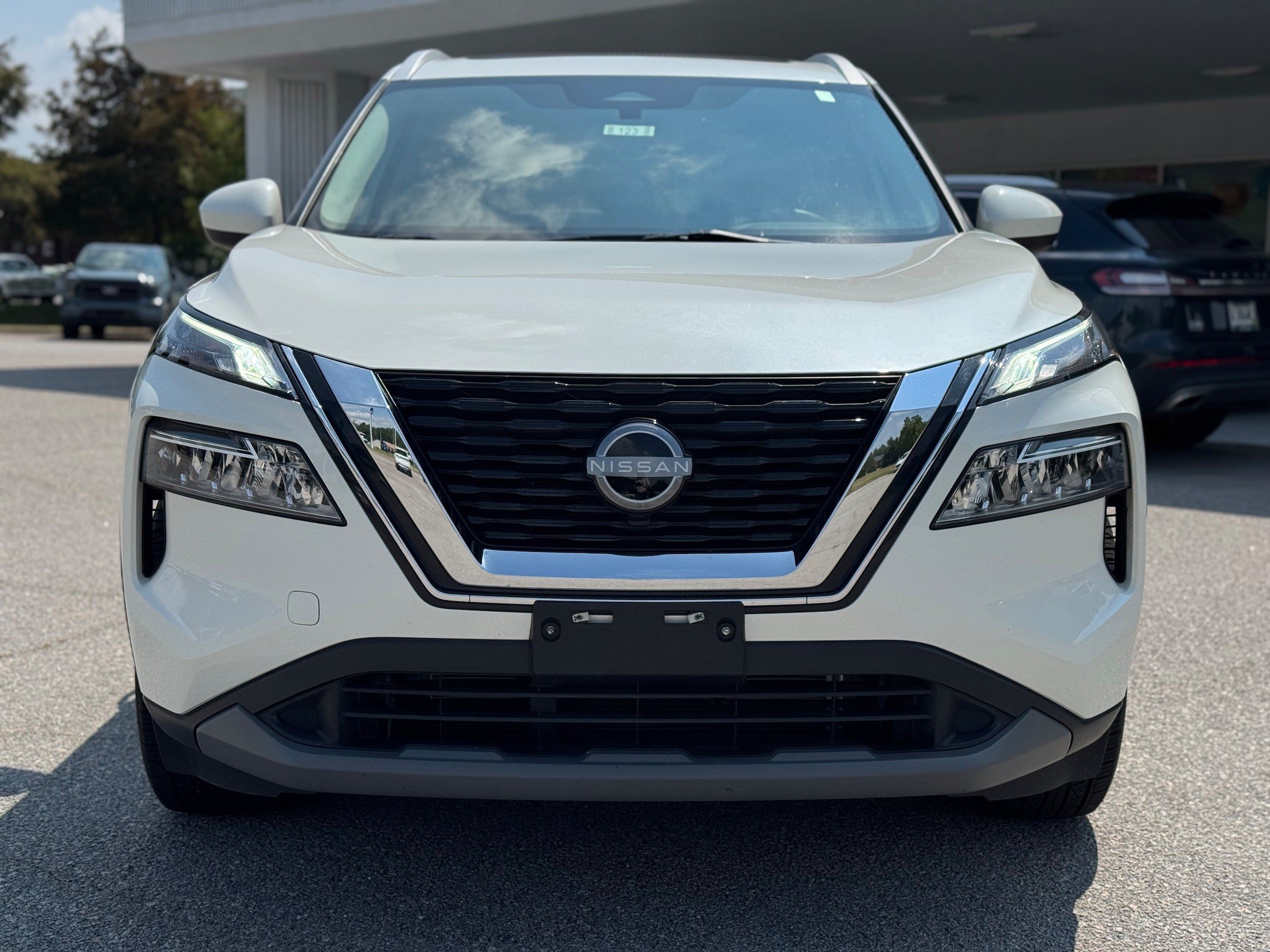 Used 2023 Nissan Rogue SV w/ SV Premium B Package AWD/4WD image 3