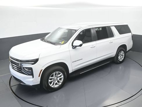 Used 2025 Chevrolet Suburban LT RWD image 54