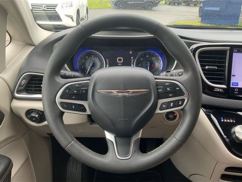 Used 2023 Chrysler Pacifica Touring-L FWD image 16