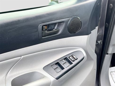 Used 2014 Toyota Tacoma Base image 16