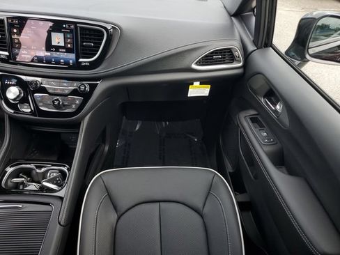 New 2027 Chrysler Pacifica Limited FWD image 17
