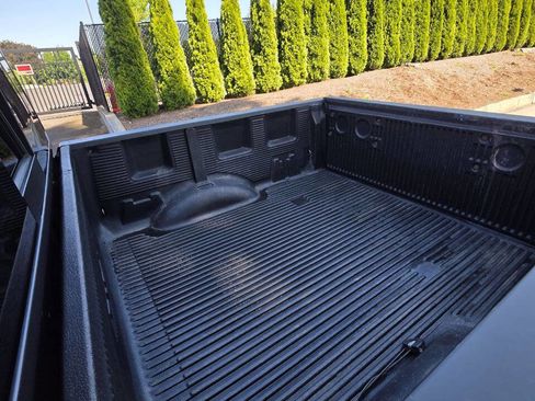 Used 2019 Nissan Titan SV image 11