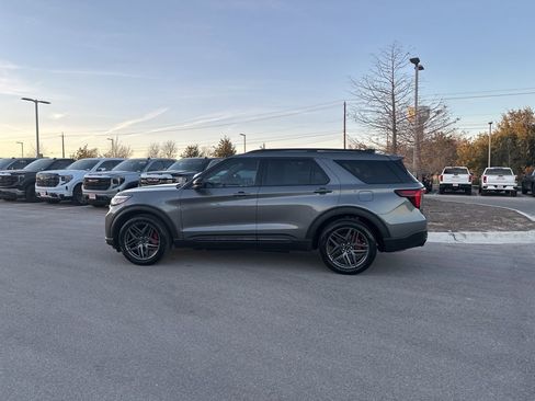 Used 2025 Ford Explorer ST image 5