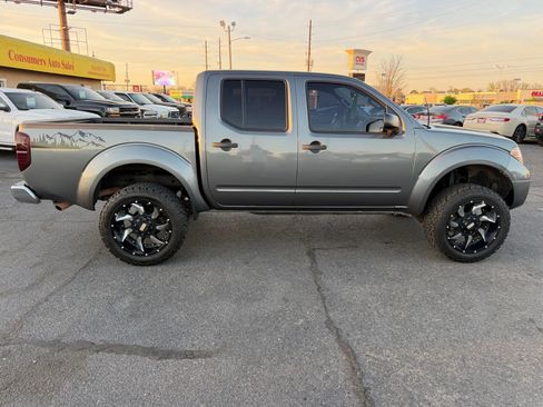 Used 2016 Nissan Frontier SV image 2