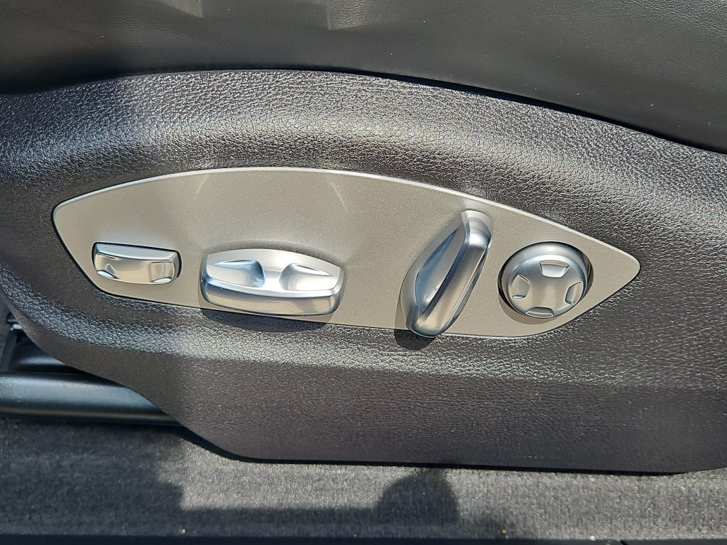Certified 2026 Porsche Macan AWD/4WD image 25