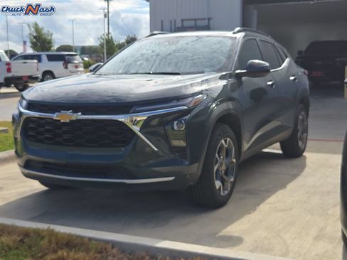 Used 2025 Chevrolet Trax LT FWD image 3