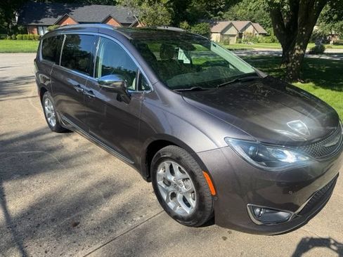 Used 2018 Chrysler Pacifica Limited w/ Advanced Safetytec Group FWD image 1