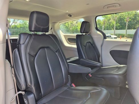Used 2023 Chrysler Pacifica Touring-L FWD image 18