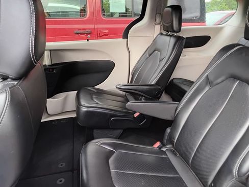 Used 2023 Chrysler Pacifica Touring-L FWD image 11