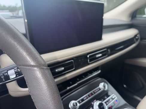 Used 2022 Lincoln Nautilus FWD w/ Premium Package image 9