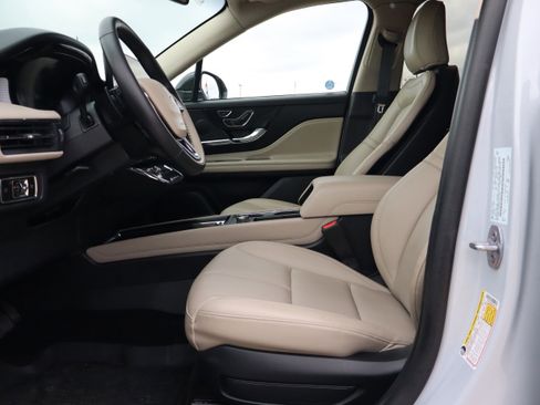 Used 2025 Lincoln Corsair AWD image 9