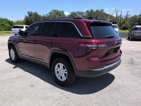 Used 2023 Jeep Grand Cherokee Laredo RWD image 5