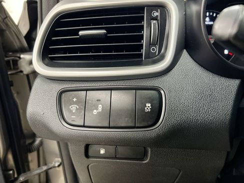 Used 2019 Kia Sorento LX image 18