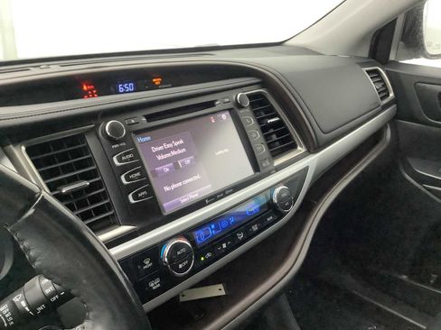 Used 2019 Toyota Highlander XLE image 17