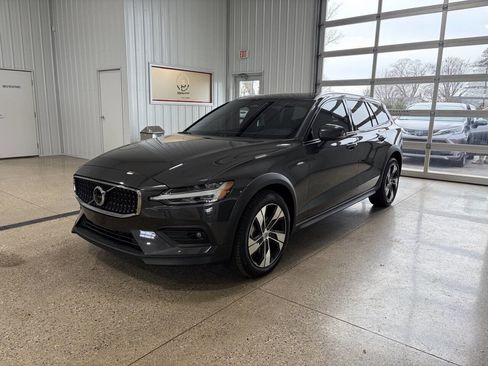 Used 2024 Volvo V60 B5 Cross Country Plus image 2