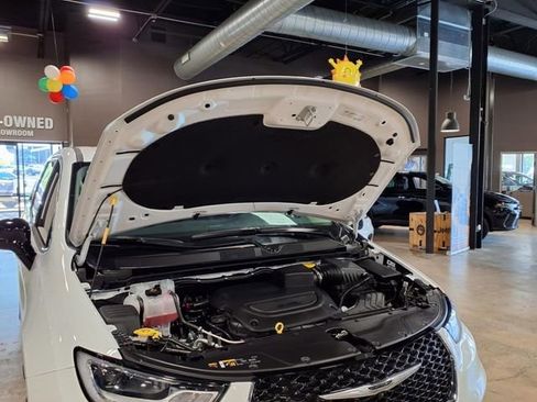 Certified 2024 Chrysler Pacifica Touring-L image 11