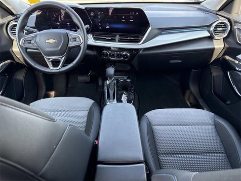 Used 2025 Chevrolet Trax LT w/ LT Convenience Package image 23