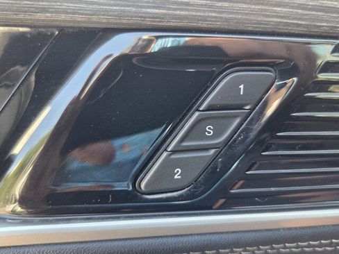 Used 2024 Jeep Wagoneer L Series II RWD image 27