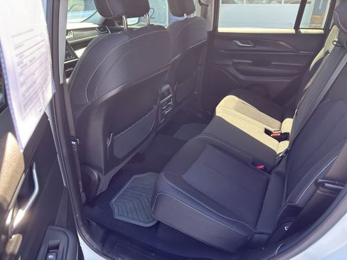 Used 2023 Jeep Grand Cherokee Laredo AWD/4WD image 11