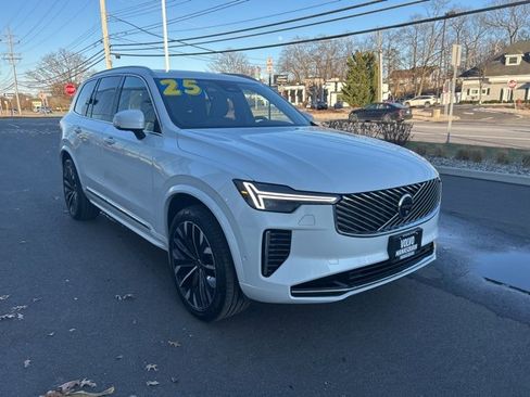 Used 2025 Volvo XC90 B6 Plus image 6