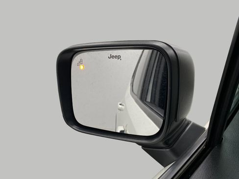 Used 2023 Jeep Renegade Latitude AWD/4WD image 19