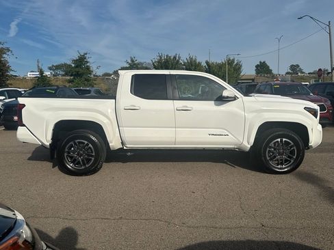 Used 2024 Toyota Tacoma TRD Off-Road image 12