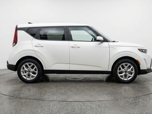 Used 2025 Kia Soul LX w/ LX Technology Package image 11
