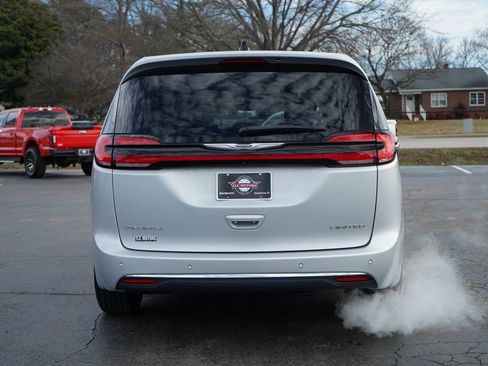 Used 2024 Chrysler Pacifica Limited image 12