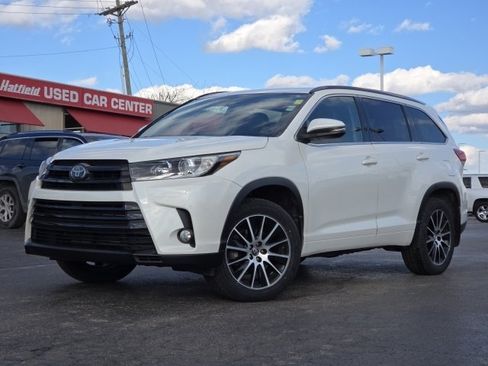 Used 2018 Toyota Highlander SE image 2