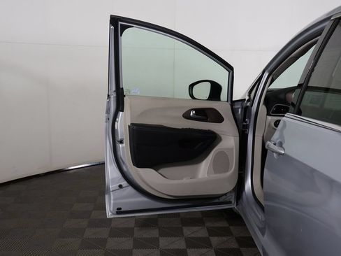 Used 2023 Chrysler Voyager LX FWD image 16
