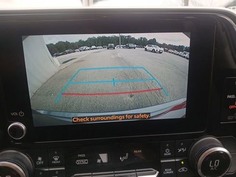 Used 2023 Toyota Highlander LE FWD image 33