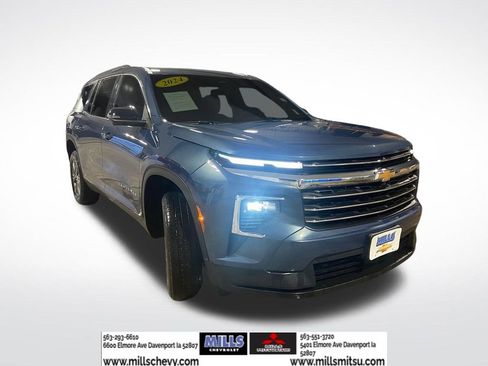 Used 2024 Chevrolet Traverse LT image 3