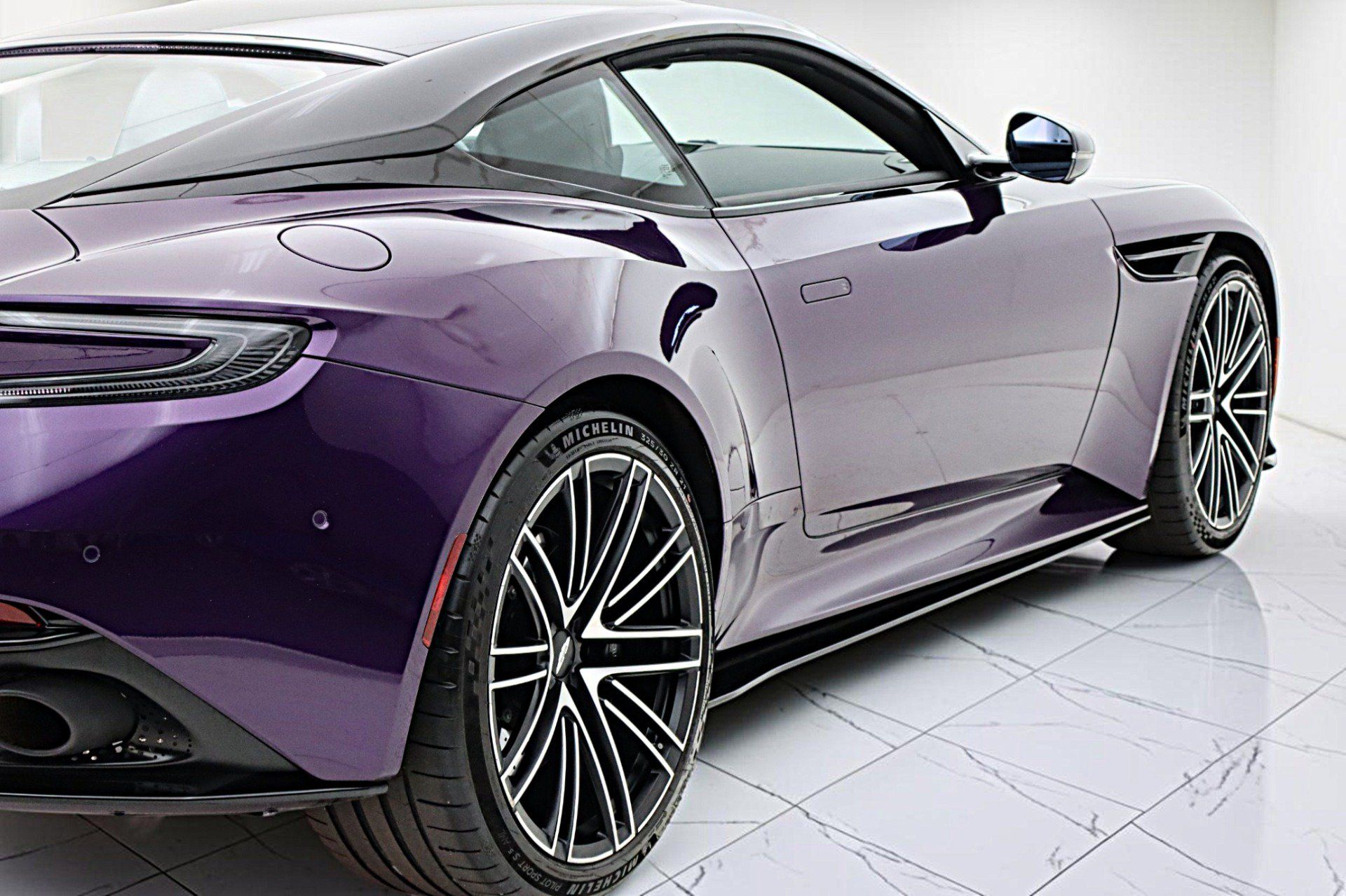 Used 2024 Aston Martin DB12 Coupe RWD image 10