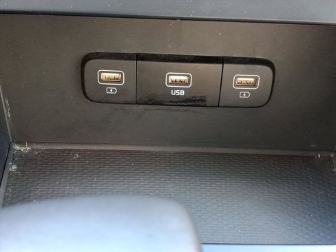 Used 2024 Kia Carnival LX image 16