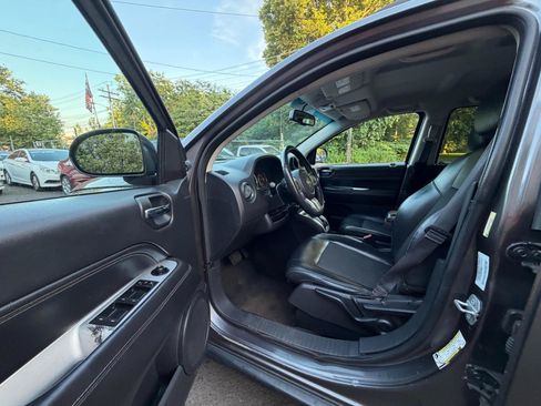 Used 2016 Jeep Compass Latitude FWD image 19