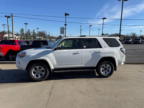Used 2023 Toyota 4Runner SR5 AWD/4WD image 8