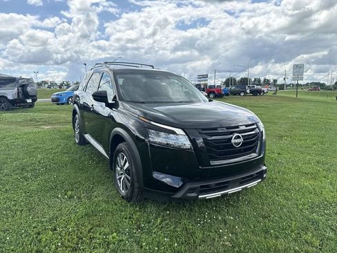 Used 2024 Nissan Pathfinder SL w/ Black Appearance Package AWD/4WD image 15