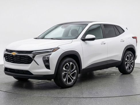 Used 2025 Chevrolet Trax LT w/ LT Convenience Package FWD image 3