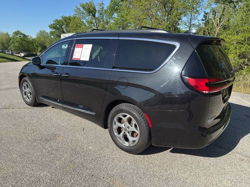 Used 2023 Chrysler Pacifica Limited FWD image 4