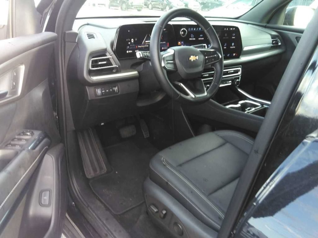 Used 2026 Chevrolet Traverse LT AWD/4WD image 2