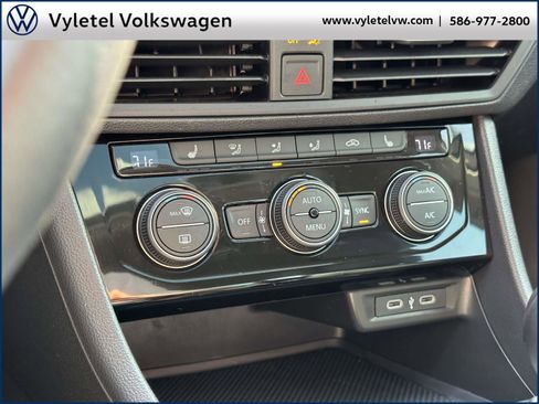 Certified 2024 Volkswagen Jetta SE w/ Panoramic Sunroof Package image 27
