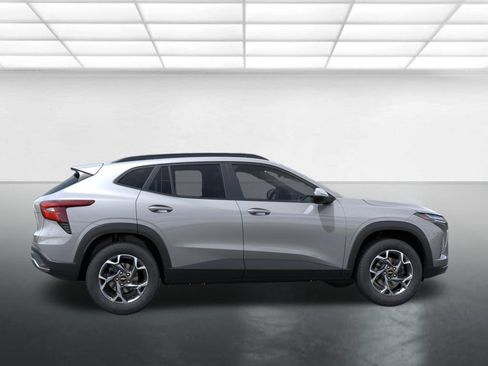 New 2026 Chevrolet Trax LT w/ Sunroof Package FWD image 6