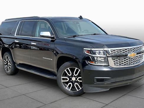 Used 2017 Chevrolet Suburban LT RWD image 3
