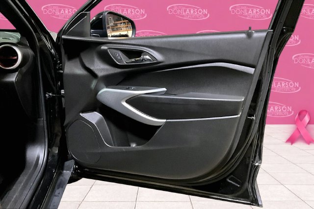 Used 2025 Chevrolet Trax RS FWD image 14