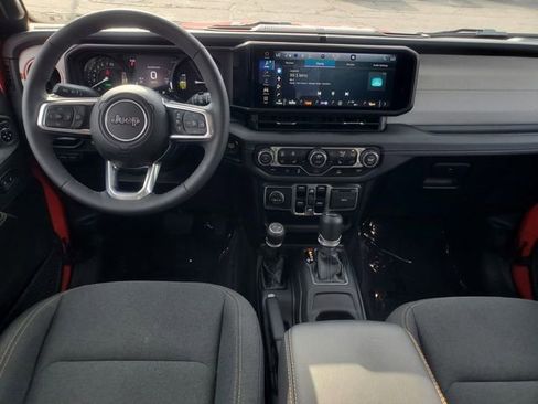 Used 2025 Jeep Wrangler Unlimited Sahara image 28